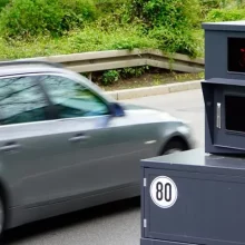 Den Traffistar S350-Blitzer gibt es als stationäres und mobiles Messgerät.