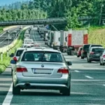 Foto einer Rettungsgasse auf einer Autobahn.