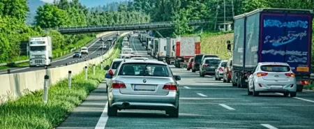 Foto einer Rettungsgasse auf einer Autobahn.