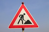Verkehrszeichen das eine Baustelle ankündigt