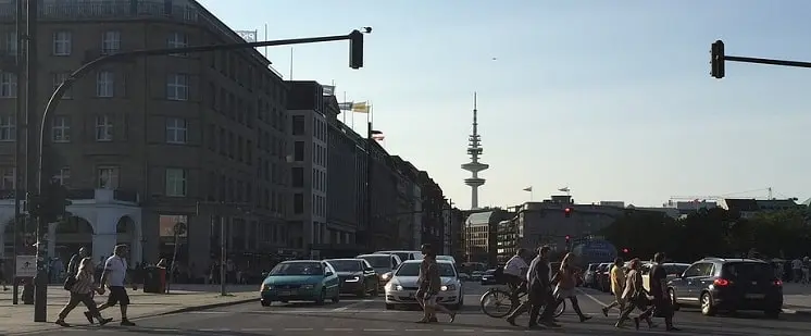 Fußgänger überqueren eine rüne Ampel in Hamburg