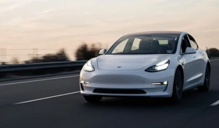 Tesla-Fahrer schaltet autonomes Fahren ein und schläft auf Autobahn ein