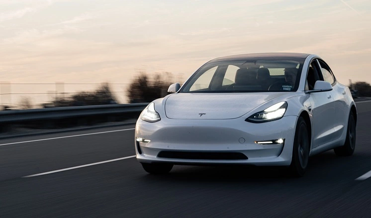 Tesla-Fahrer schaltet autonomes Fahren ein und schläft auf Autobahn ein