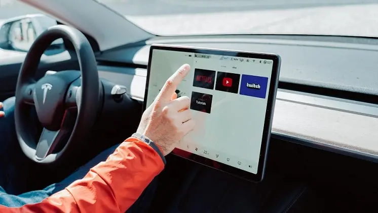 Touchscreen bedienen kann für Autofahrer teuer werden. Denn während der Fahrt kann das verboten sein.