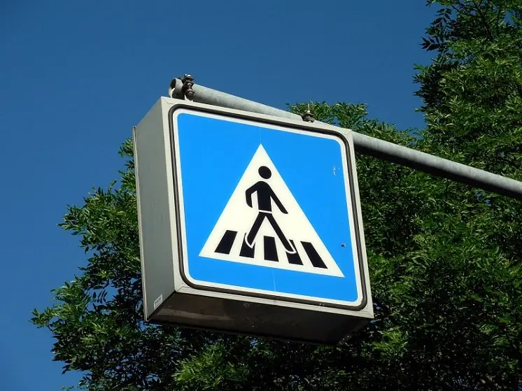 Verkehrszeichen Zebrastreifen kennzeichnet Fußgängerüberweg