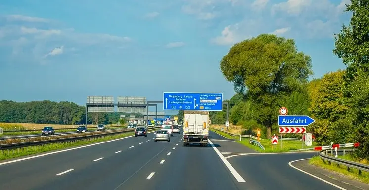 Wer in Deutschland 26 km/h zu schnell außerorts fährt, wird mit einem hohen Bußgeld, 1 Punkt in Flensburg und evtl. sogar mit einem Fahrverbot bestraft.