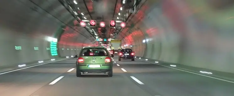 Im Stuttgarter Schwanenplatztunnel erwischt ein Schwarzlichtblitzer bis 400 Autofahrer täglich.
