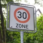 In einer Tempo-30-Zone gibt es hohe Strafen für eine Geschwindigkeitsüberschreitung.