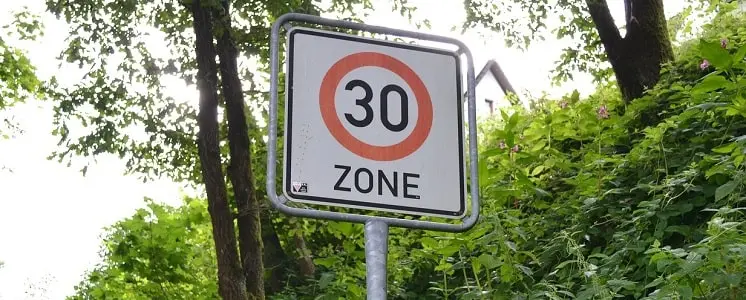 In einer Tempo-30-Zone gibt es hohe Strafen für eine Geschwindigkeitsüberschreitung.