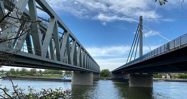 Seit April 2023 sind zwei neue Blitzer auf der Rheinbrücke in Karlsruhe in Betrieb.
