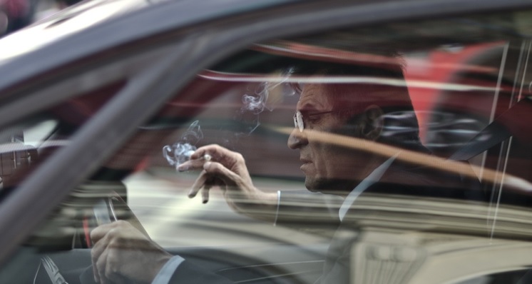 Das geplante Rauchverbot im Auto wird erstmal nicht eingeführt.