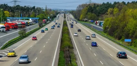 Eine kleine Mehrheit der Deutschen befürwortet laut einer Umfrage ein Tempolimit auf Autobahnen.