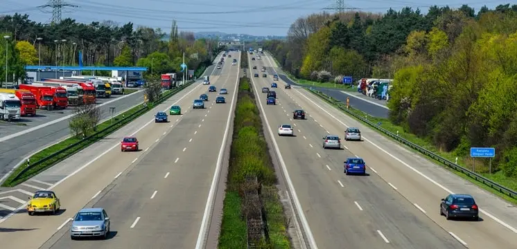 Eine kleine Mehrheit der Deutschen befürwortet laut einer Umfrage ein Tempolimit auf Autobahnen.