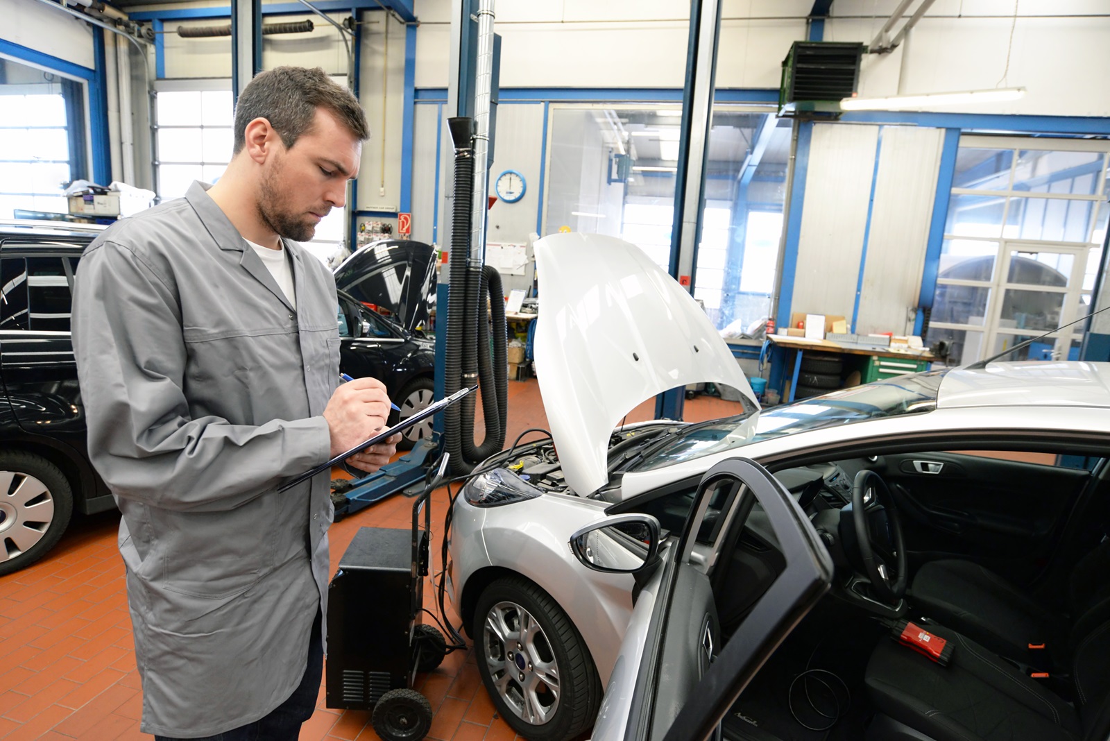 TÜV überzogen Strafen bei verspäteter Hauptuntersuchung (HU)
