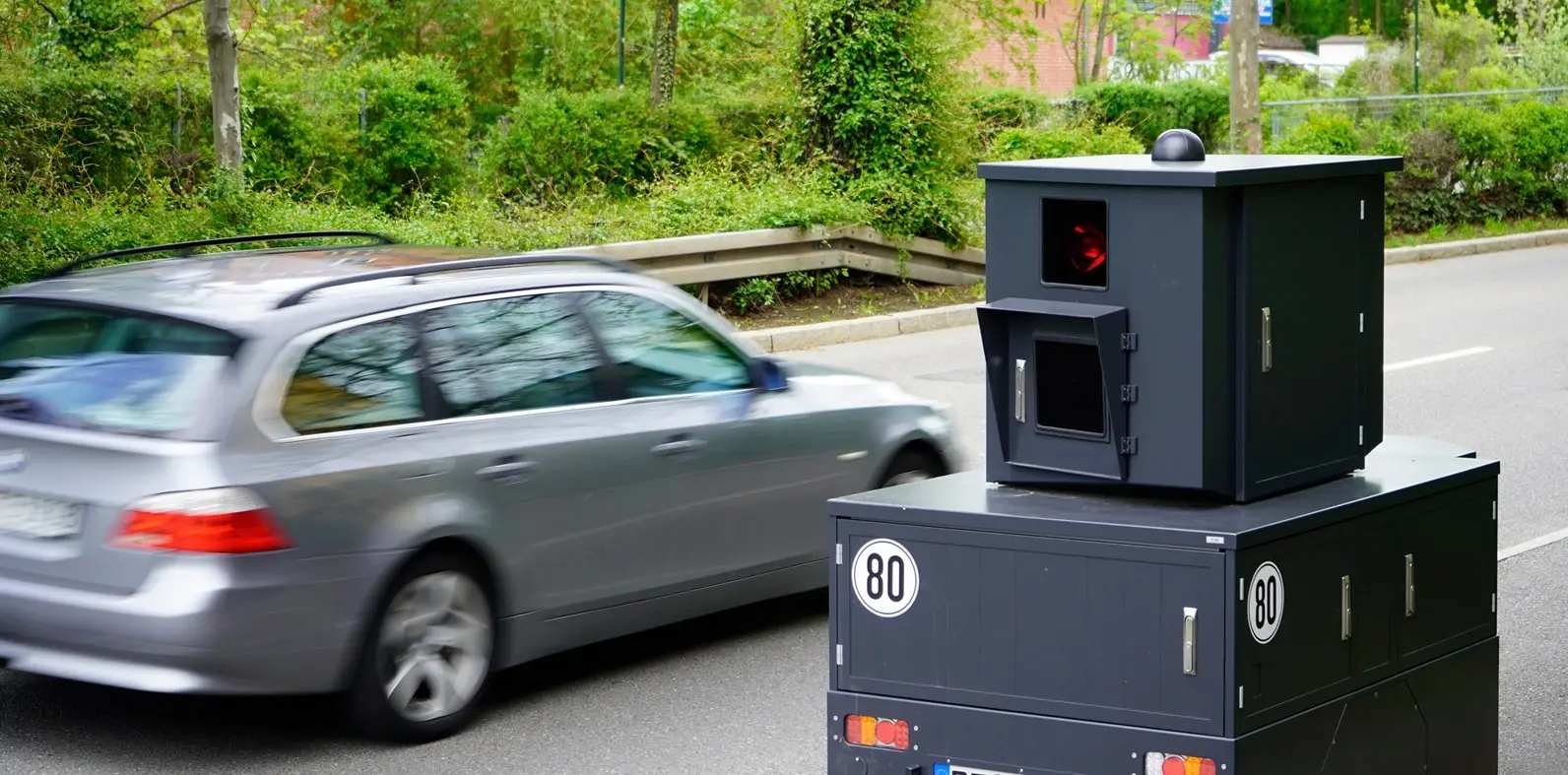 Unbekannte sprengen einen Blitzer an der B2 bei Droßdorf im Burgenlandkreis.