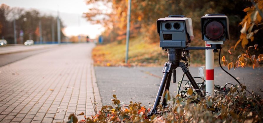 Ein mobiler Blitzer am Rande einer Landstraße