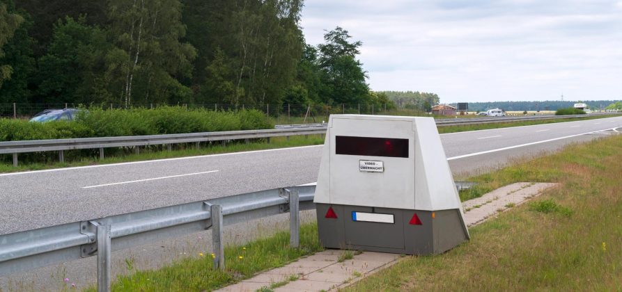 Ein Enforcement Trailer Blitzer an einer Landstraße